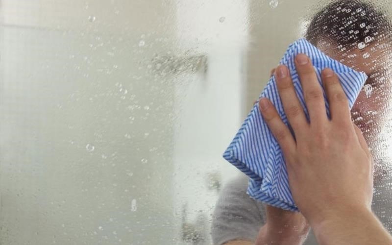 Dùng nước ấm để làm sạch các vết ố đơn giản trên gương phòng tắm là một cách hiệu quả và tiết kiệm thời gian. Nước ấm sẽ giúp làm mềm và loại bỏ các vết ố một cách dễ dàng mà không gây trầy xước bề mặt gương.