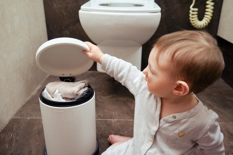 Hãy dọn sạch rác khỏi nhà tắm để đảm bảo vệ sinh và môi trường sạch sẽ.