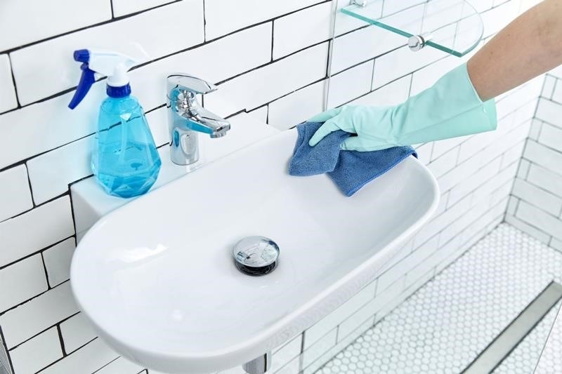 Cọ rửa chậu lavabo thường xuyên giúp làm sạch và bảo quản vệ sinh cho chậu lavabo, ngăn ngừa sự tích tụ bụi bẩn và vi khuẩn, đồng thời giữ cho chậu lavabo luôn sáng bóng và đẹp mắt.