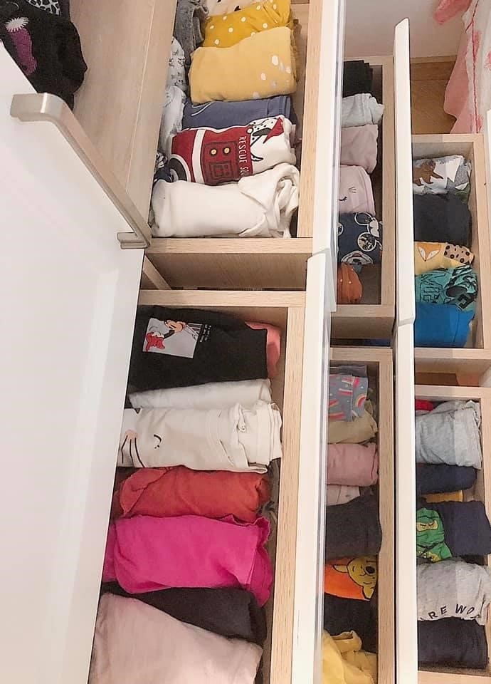 Áo quần hàng ngày, đồ cotton có thể gấp lại và đặt vào ngăn kéo dễ dàng xem xét và lấy đồ, phân chia theo giới tính và mùa.